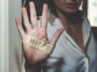 mano-di-donna-con-scritta-help-me-aiutami
